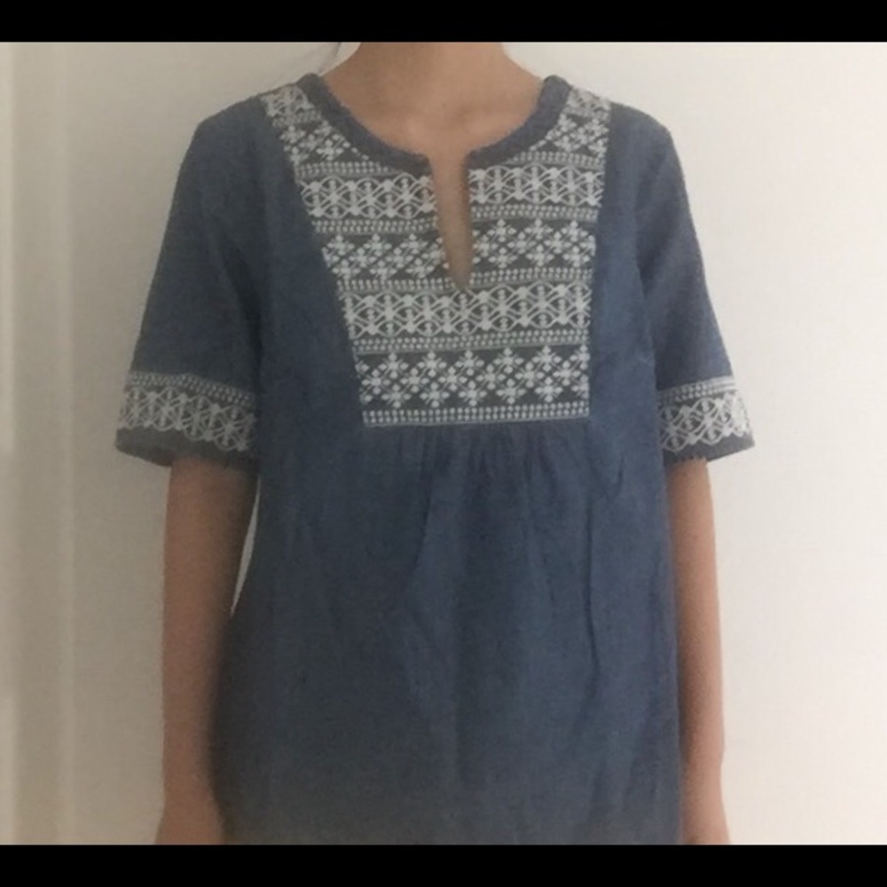 NWOT VINEYARD VINES TOP WITH EMBROIDERY